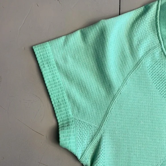 Lululemon’s Swiftly Tech Crew T in lime green (size 6) - Picture 4 of 10